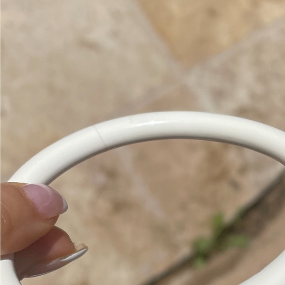 Chanel white plastic bangle - Picture 8 of 16